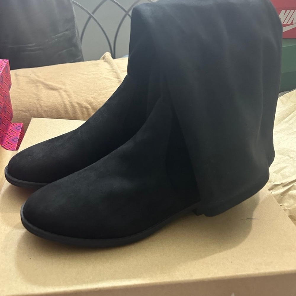 Gentle Souls by Kenneth Cole women's size 6